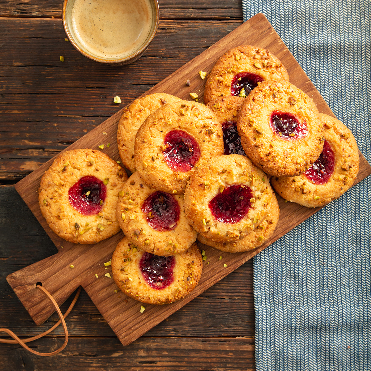 Duimkoekjes met kersenjam en pistache