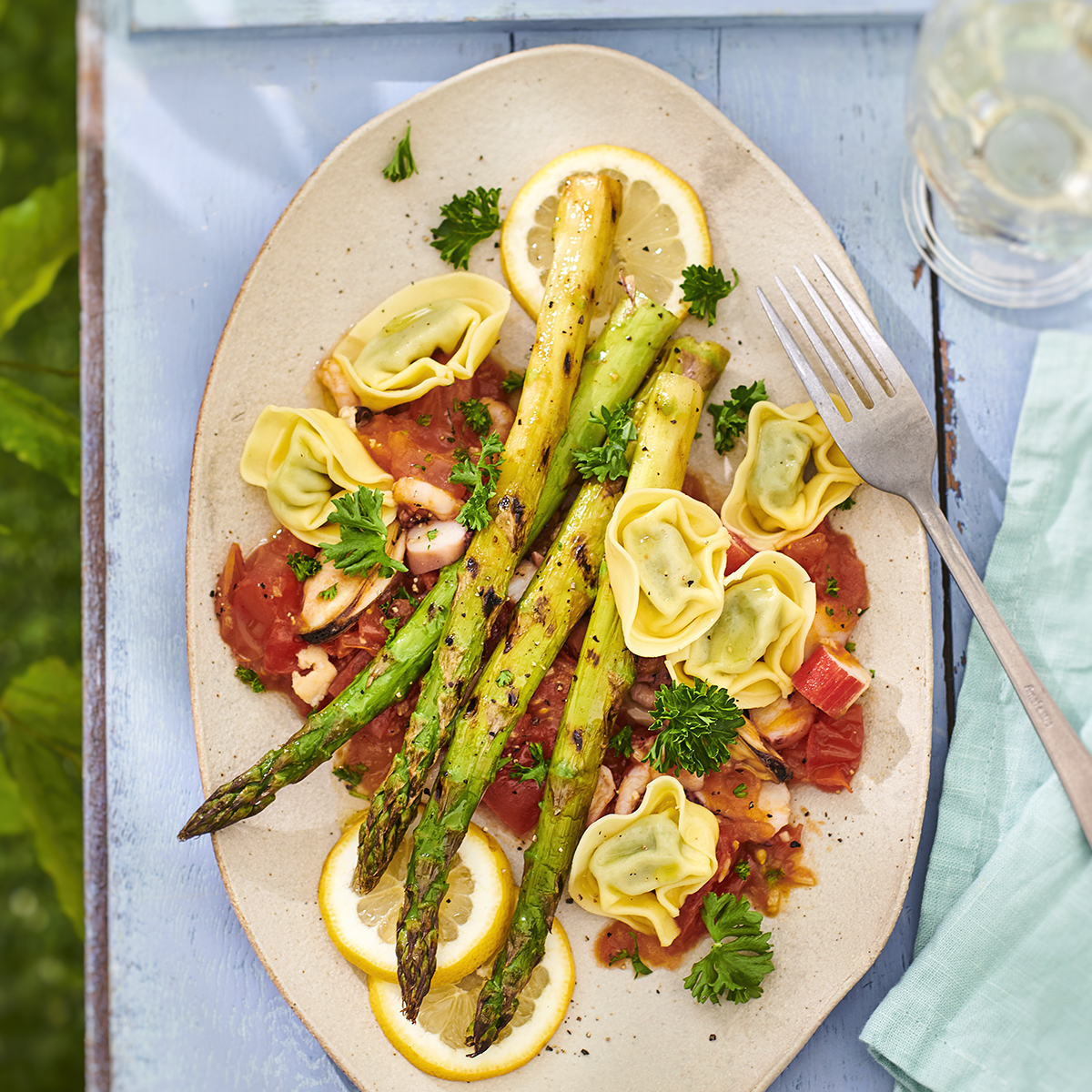 Zeevruchten met groene asperges