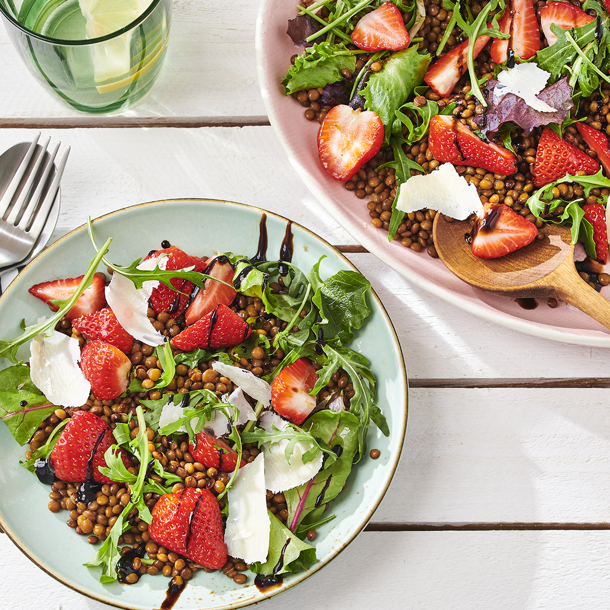 Maaltijdsalade met linzen, aardbei en Parmezaanse kaas