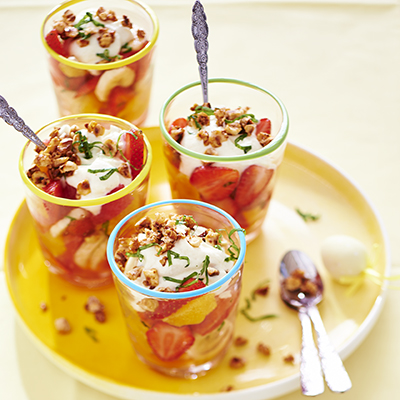 Sinaasappel-aardbeiensalade met vanillekwark en hazelnootcrunch