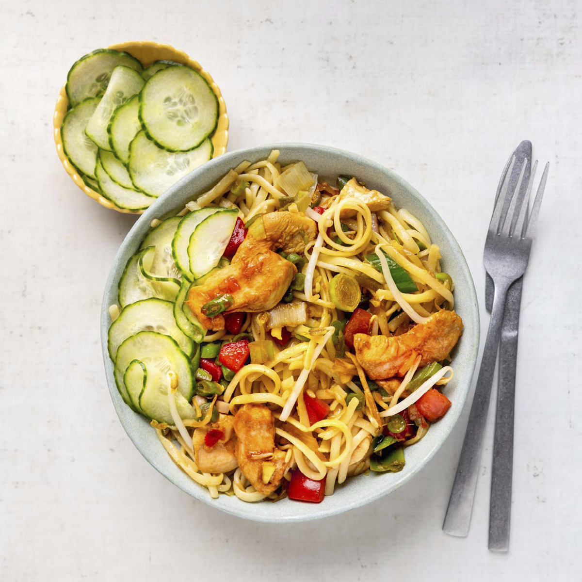 Bami met zoetzure komkommer