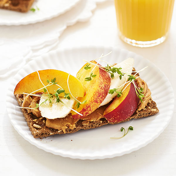 Cracker met pindakaas en fruit