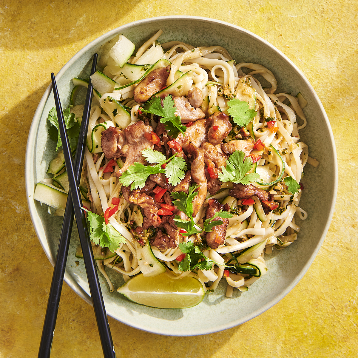 Courgettenoedels met Thaise pesto