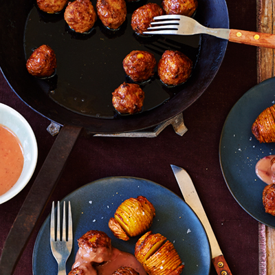 Zweedse gehaktballetjes met hasselback-aardappelen