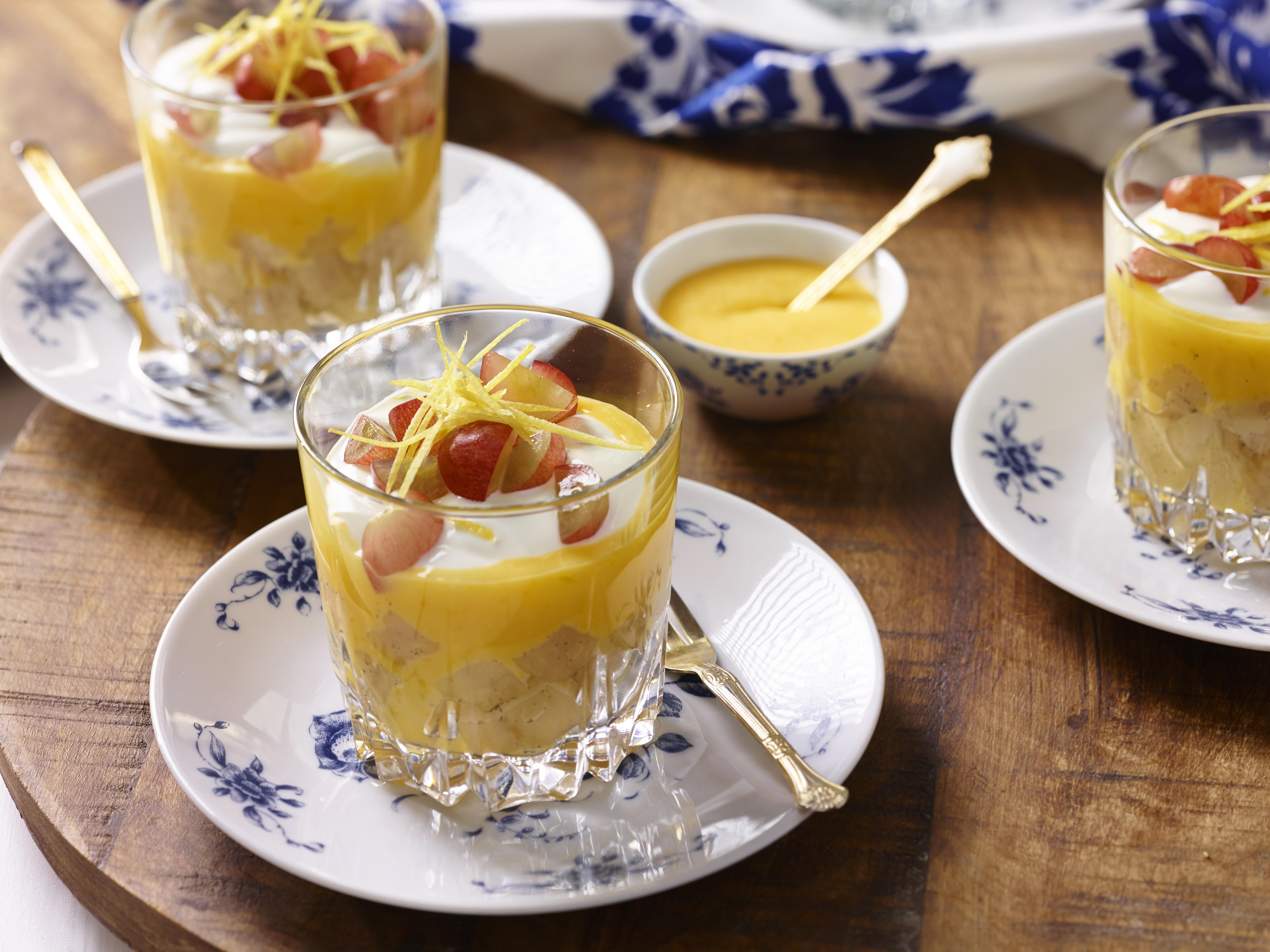 Gepocheerde peer met lemon curd en yoghurt