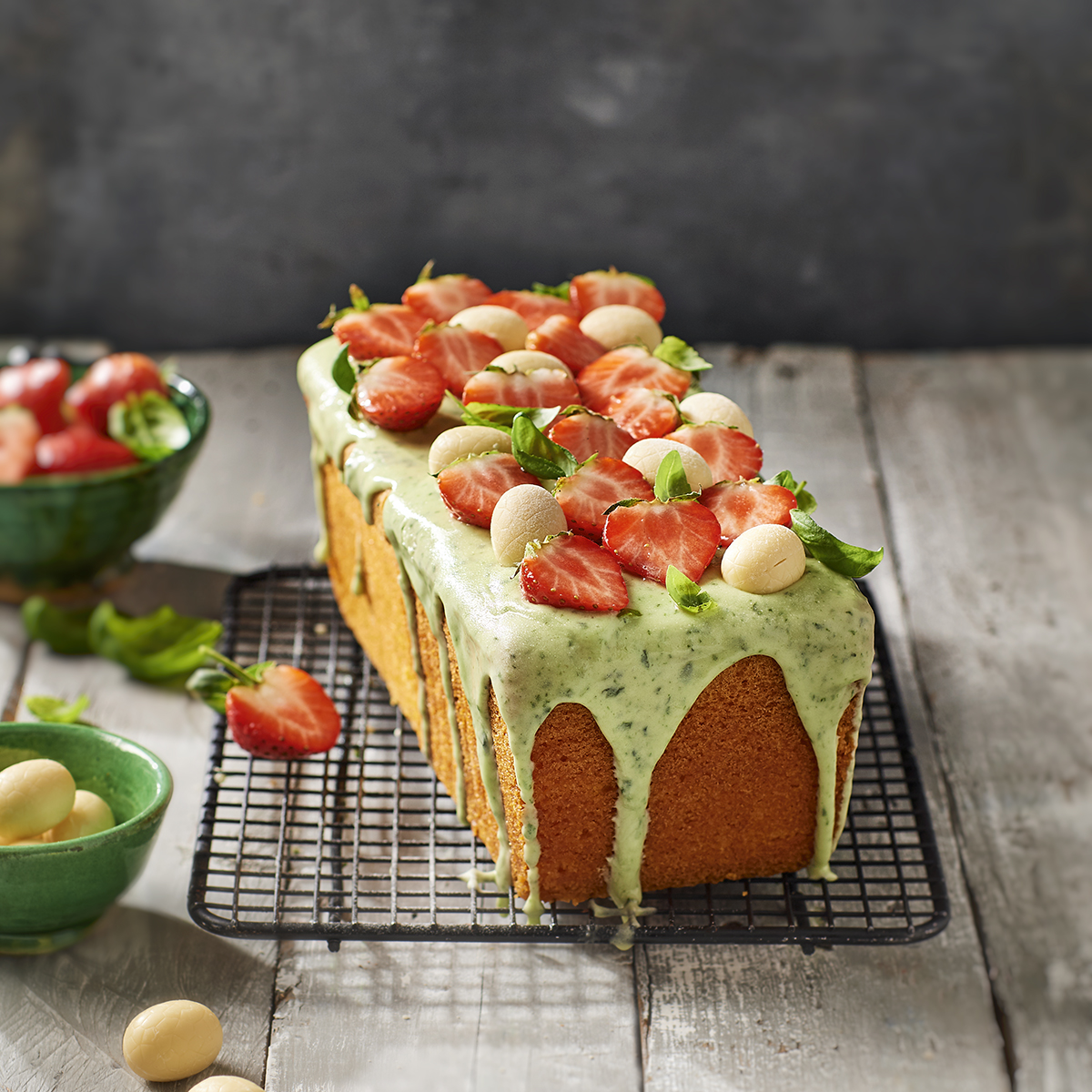 Cake met basilicumglazuur en aardbeien