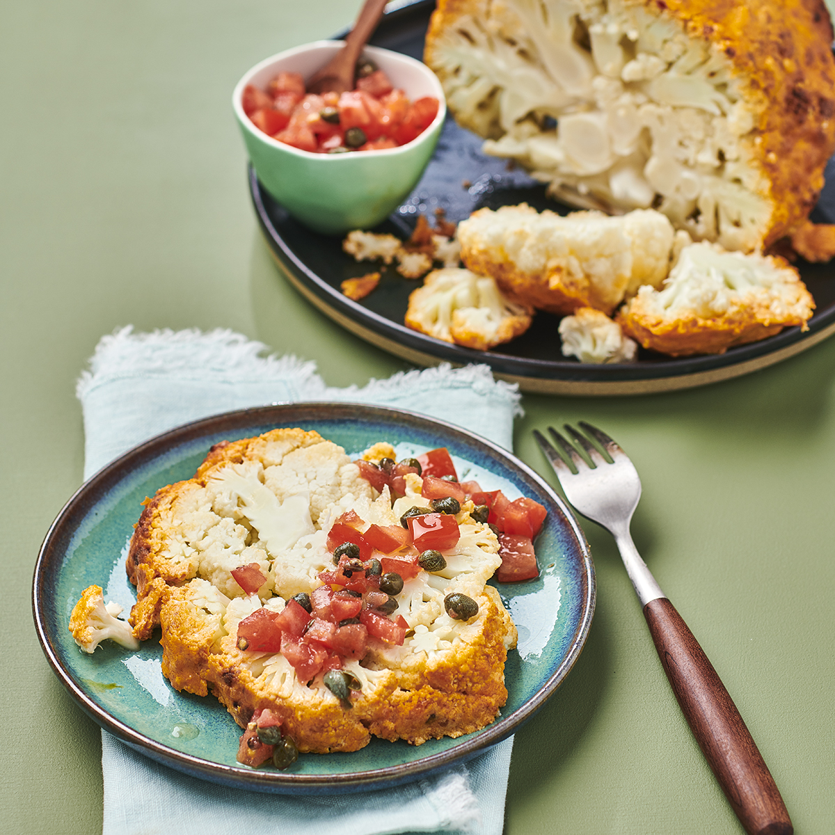 Hele bloemkool uit de oven met tomatensalsa