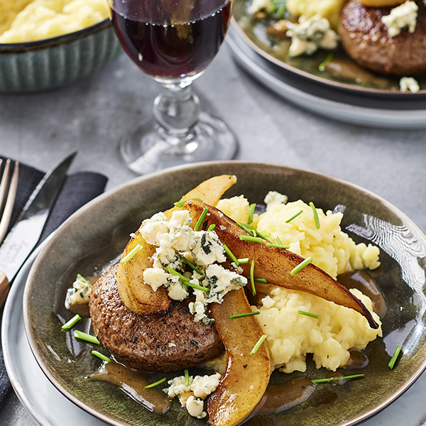 Duitse biefstuk met gebakken peer en Roquefort