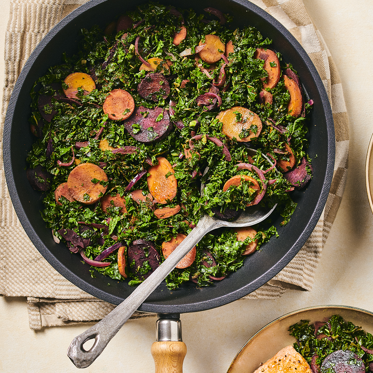 Roergebakken boerenkool met baharat en zalm