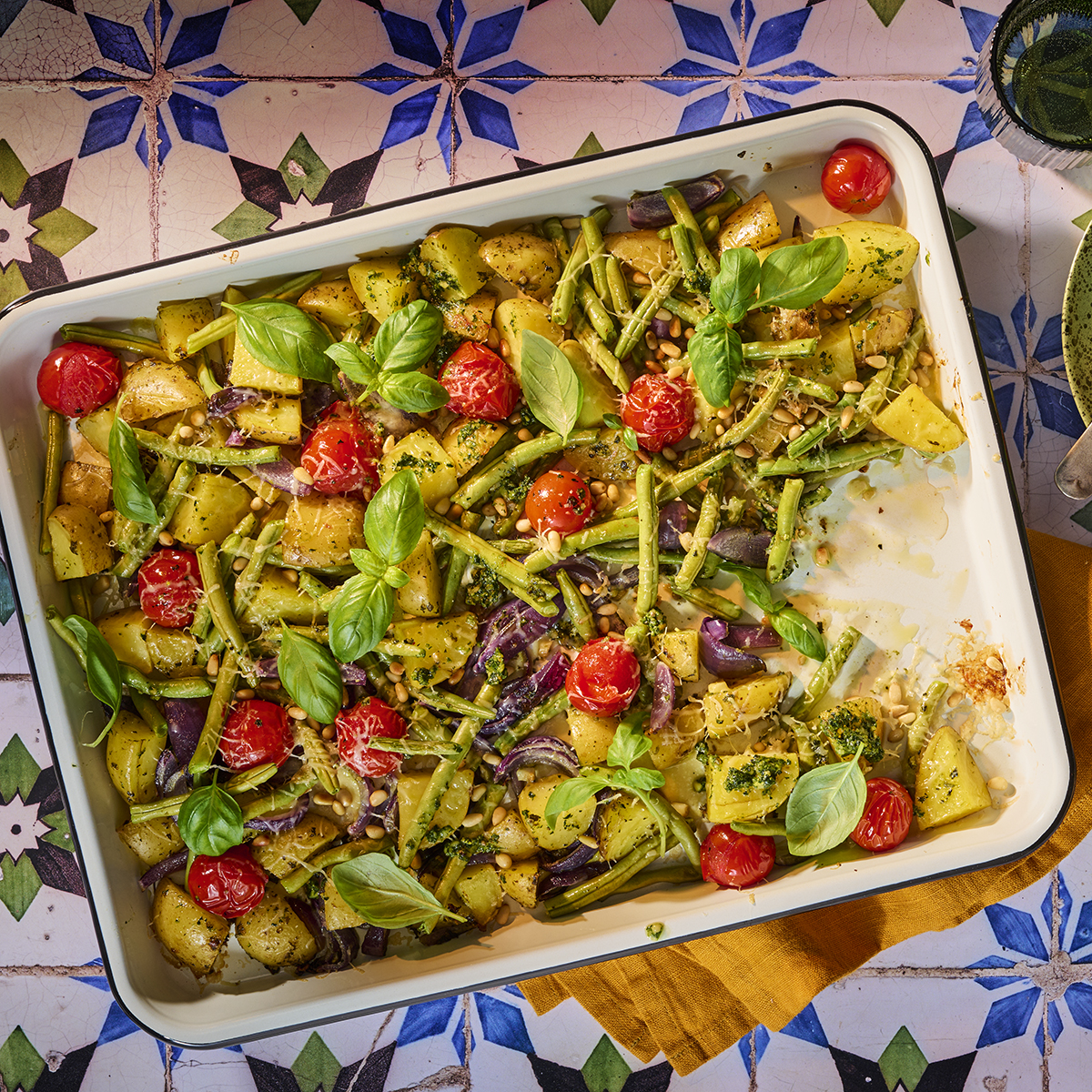 Traybake met sperziebonen en pesto