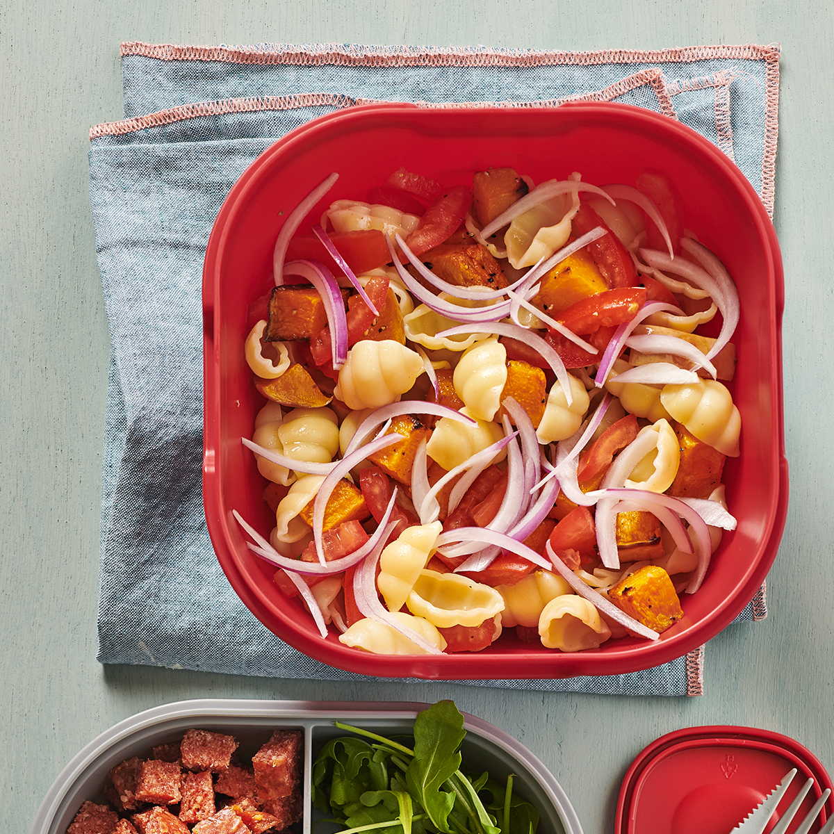 Pastasalade met pompoen en salami