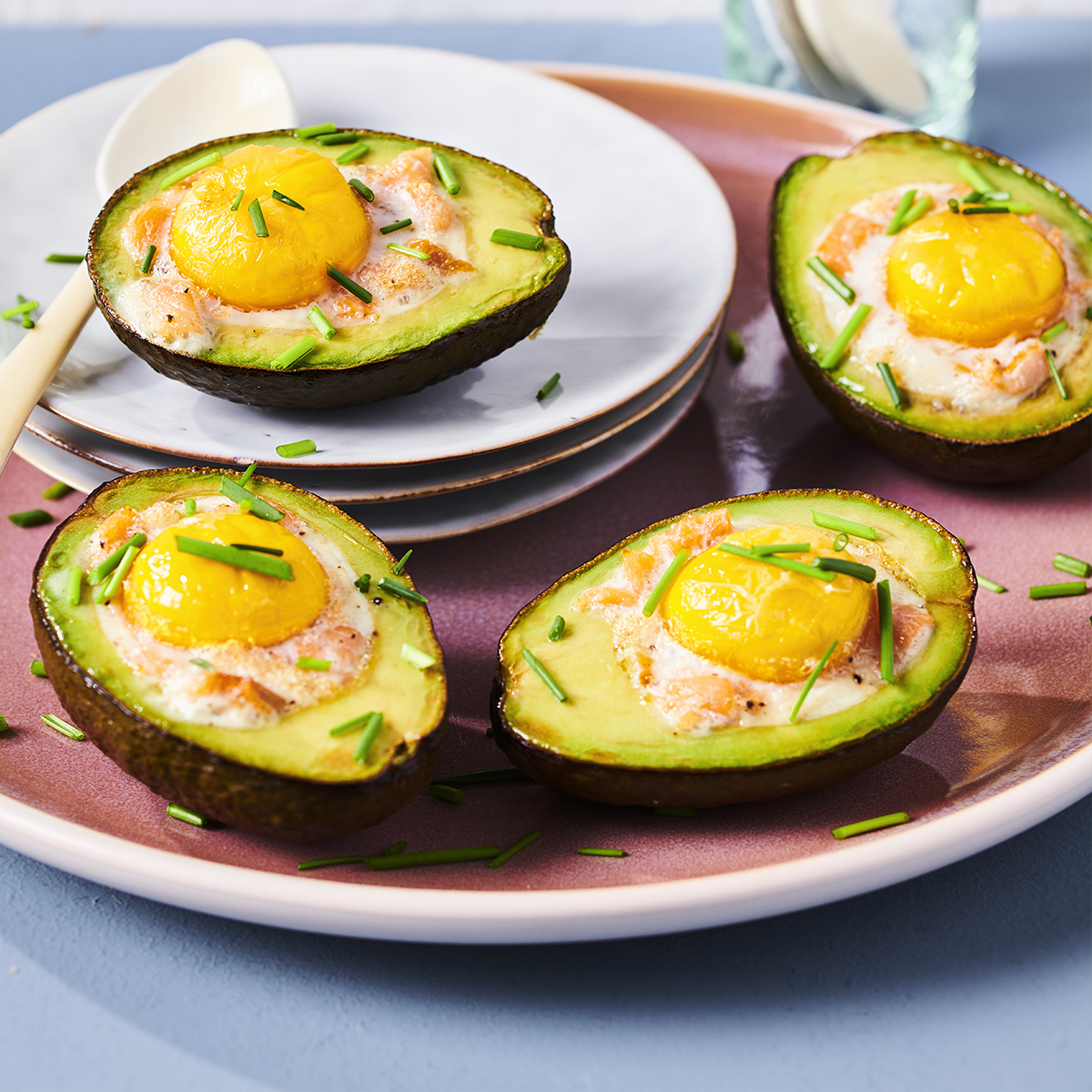 Avocado met zalm en ei