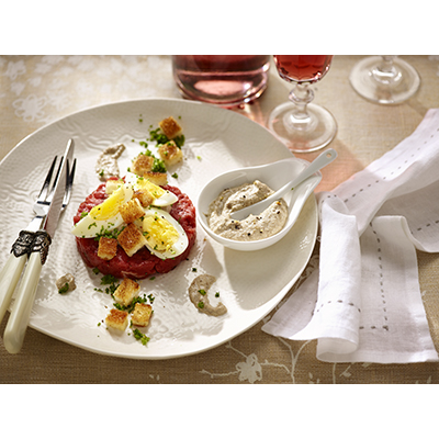 Steak tartare met ansjoviscroutons en champignonmayonaise