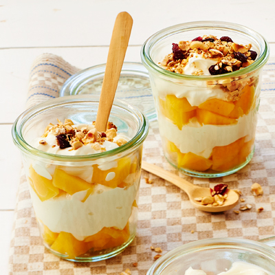 Hangop met mango en muesli