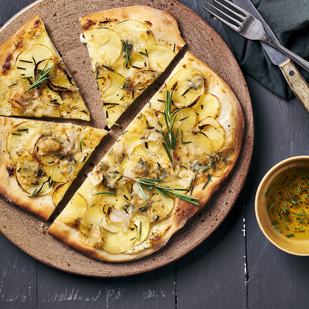 Aardappelpizza met rozemarijn en blauwe kaas