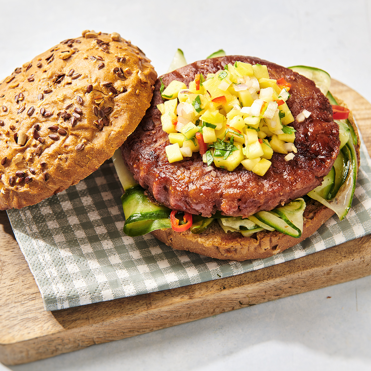 Vega burger met mangosalsa en pittige zoetzure komkommer