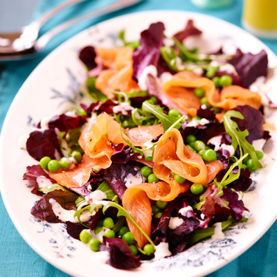 Gemengde salade met doperwten en zalm