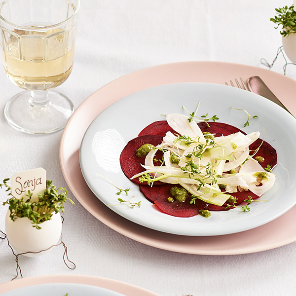 Carpaccio van rauwe biet met venkel en dragonpesto