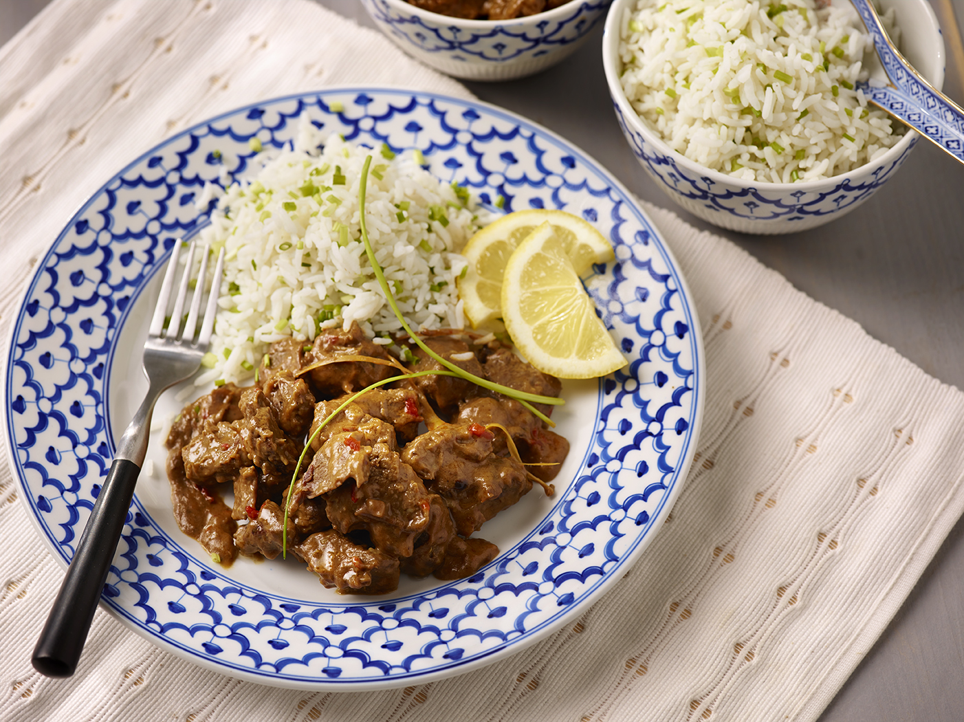 Frisse Indonesische rendang met bieslookrijst
