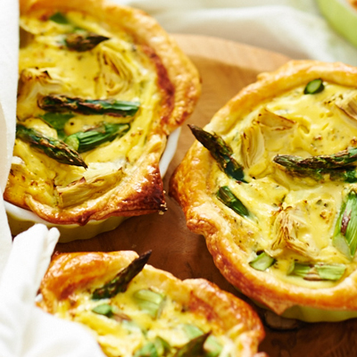 Miniquiches met groene asperges en artisjokharten