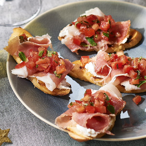 Crostini met serranoham en tomaat