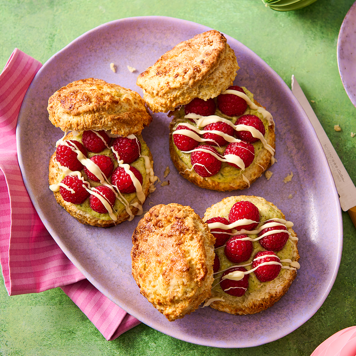 Scones met witte chocolade, pistache en framboos