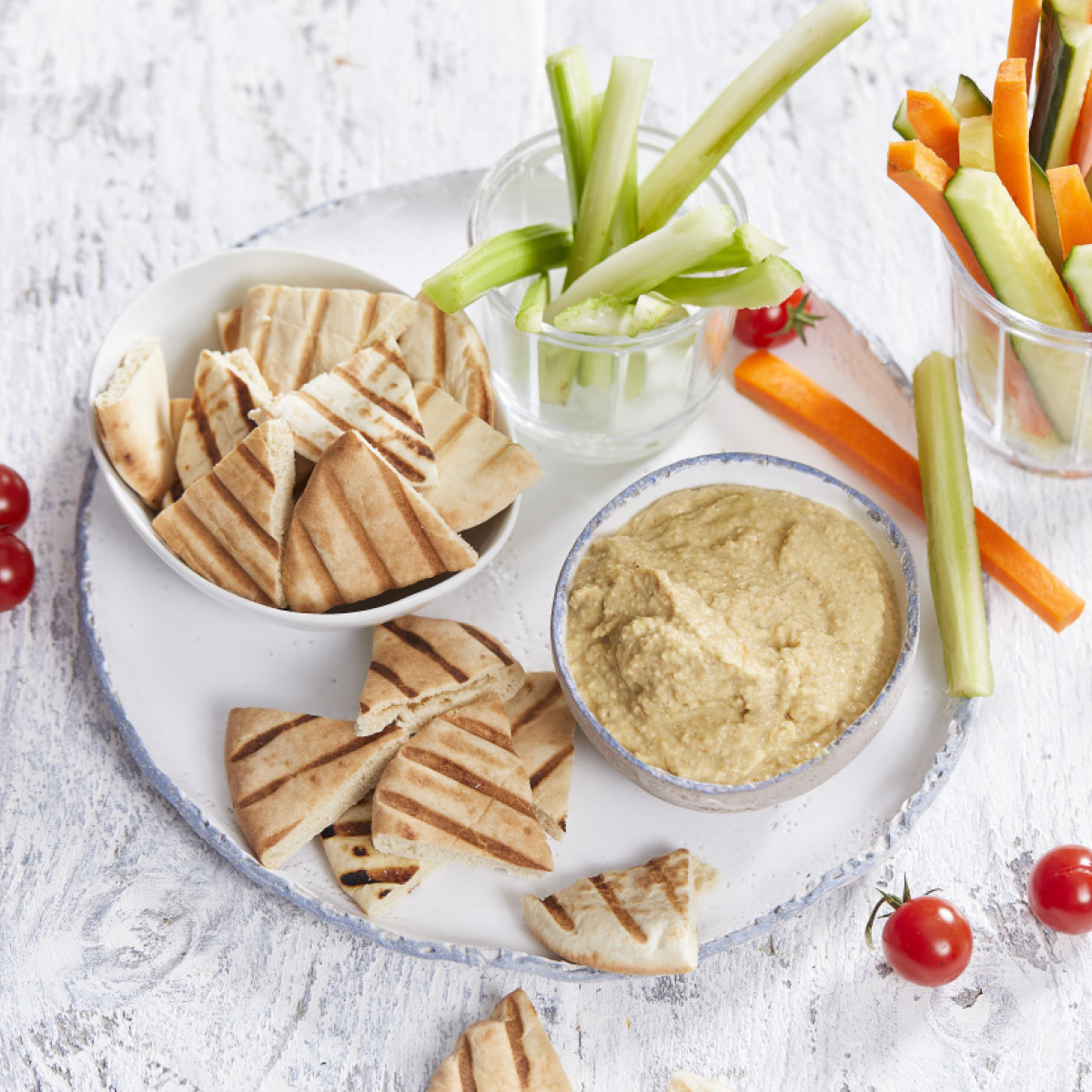 Hummus met groentestengels