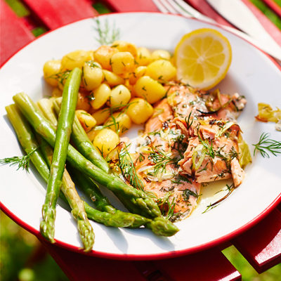 Zalmfilet uit de oven met groene asperges en minikrieltjes