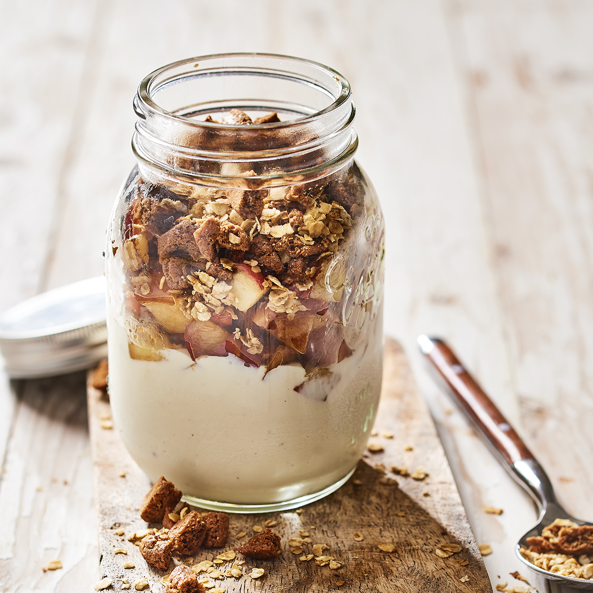 Vanilleyoghurt met een crumble van havermout-kruidnootjes