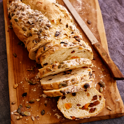Vloerbrood met abrikozen, pompoen- en zonnebloempitten