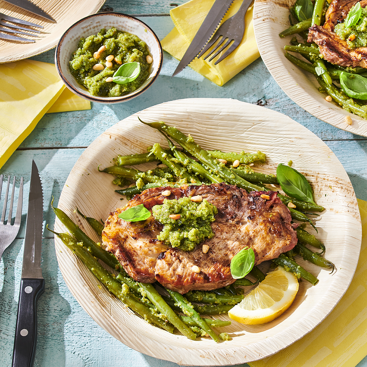 Gegrilde schouderkarbonade op sperzieboontjes met verse pesto