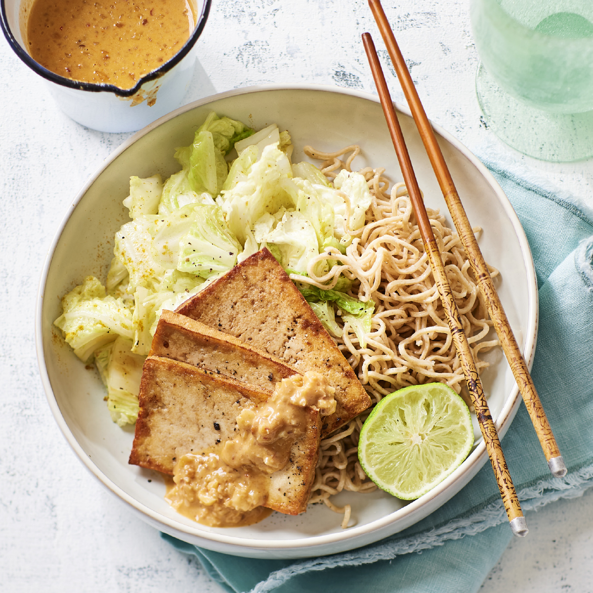 Noedels met tofu, pindasaus en Chinese kool