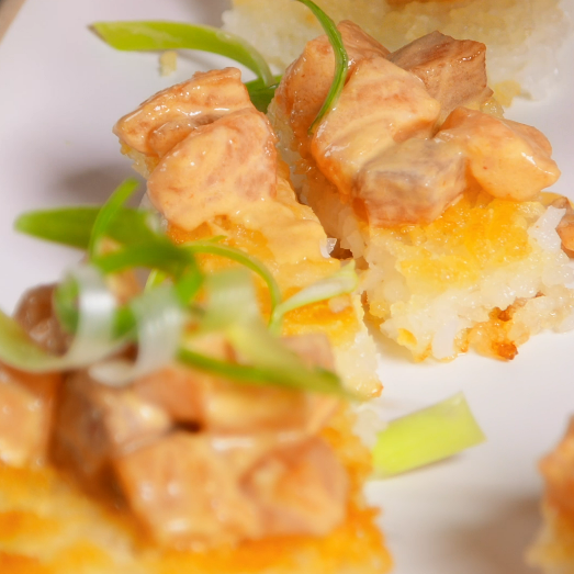 Crispy sushi bites met gekrulde bosui