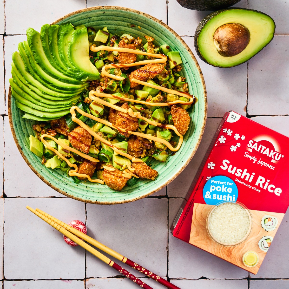 Poké bowl met mango en krokante kip