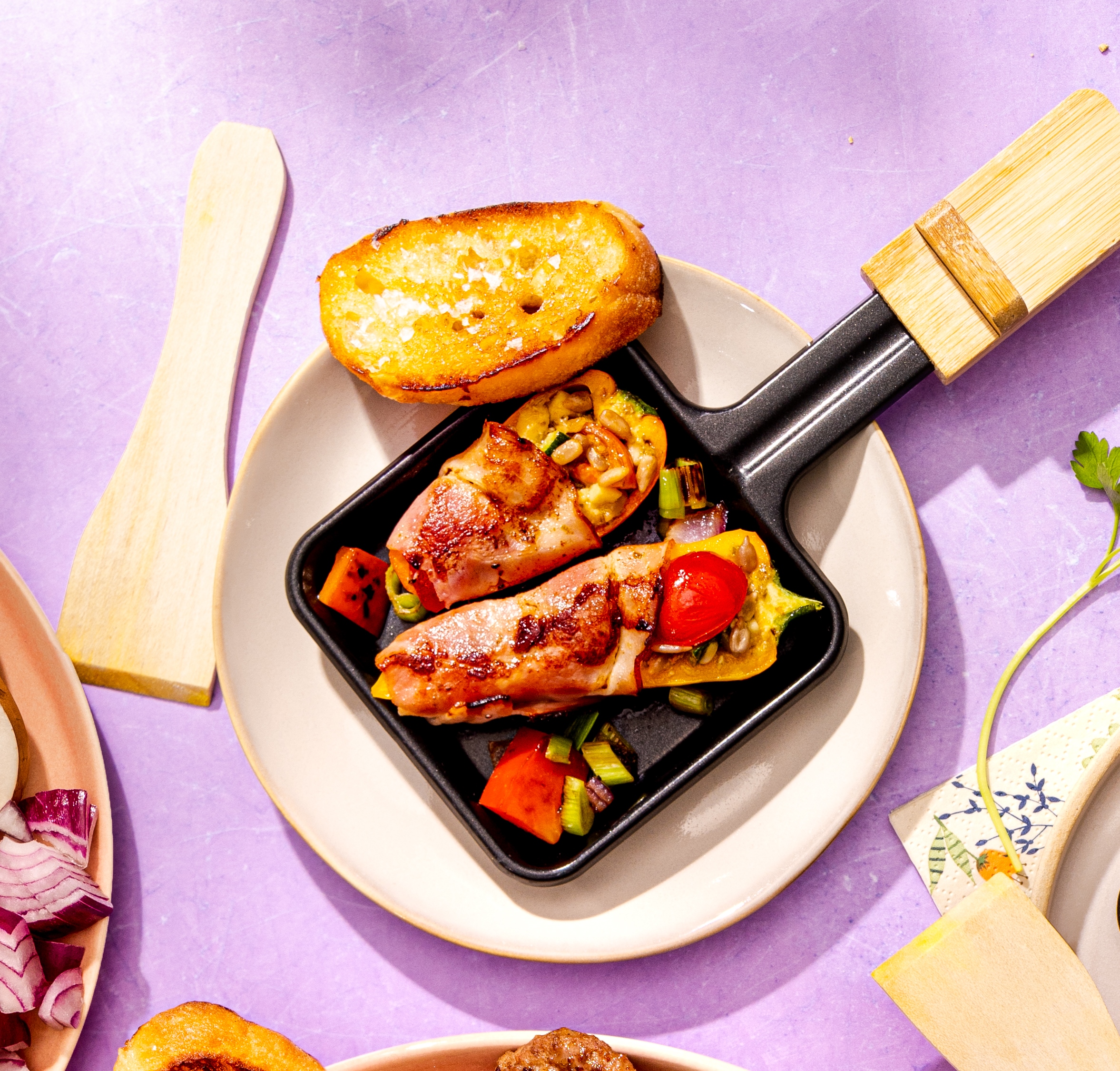 Gevulde snoeppaprika met katenspek