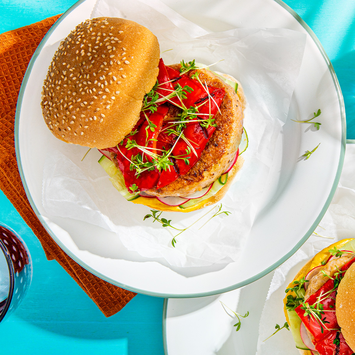 Kipburger met hummus