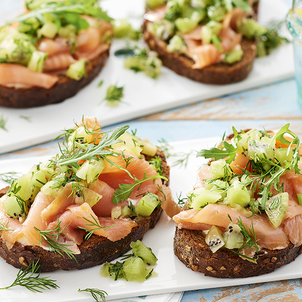 Toast met zalm en kiwi