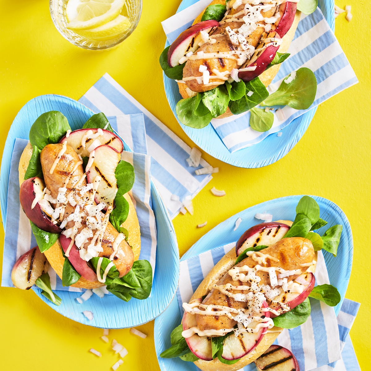 Hotdog met gegrilde braadworst en perzik