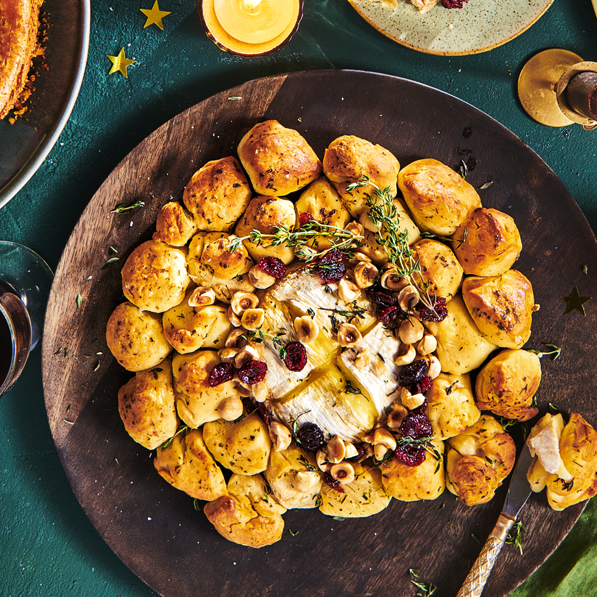 Gebakken camembert met garlic-broodbolletjes