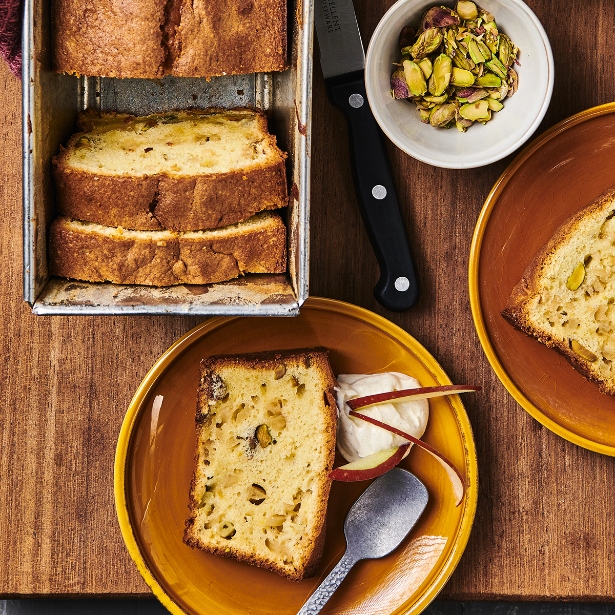 Appelcake met pistache en kardemomroom