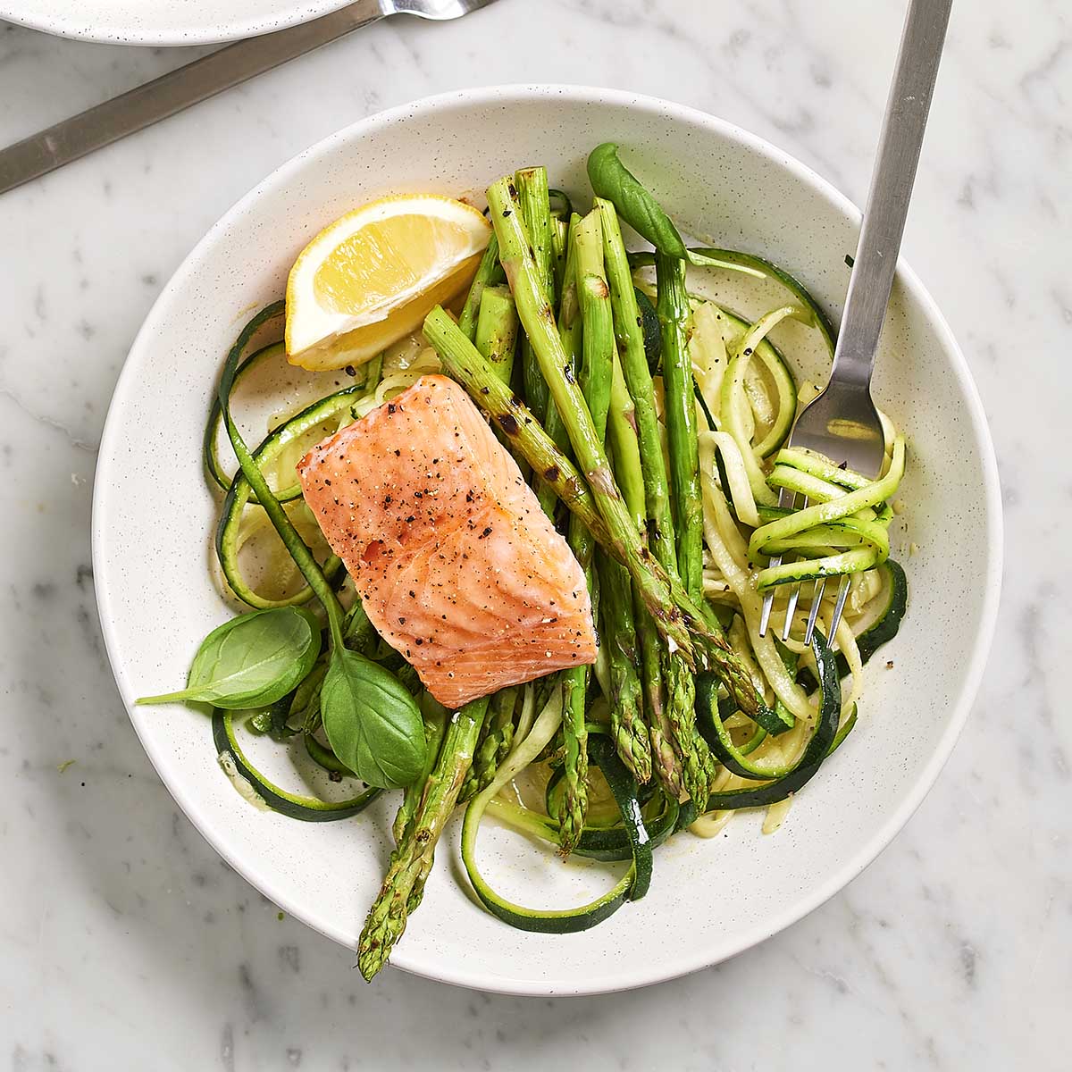 Courgettespaghetti met groene asperges en zalm