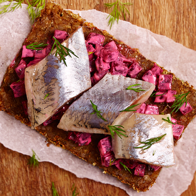 Donker roggebrood met biet en repen haring