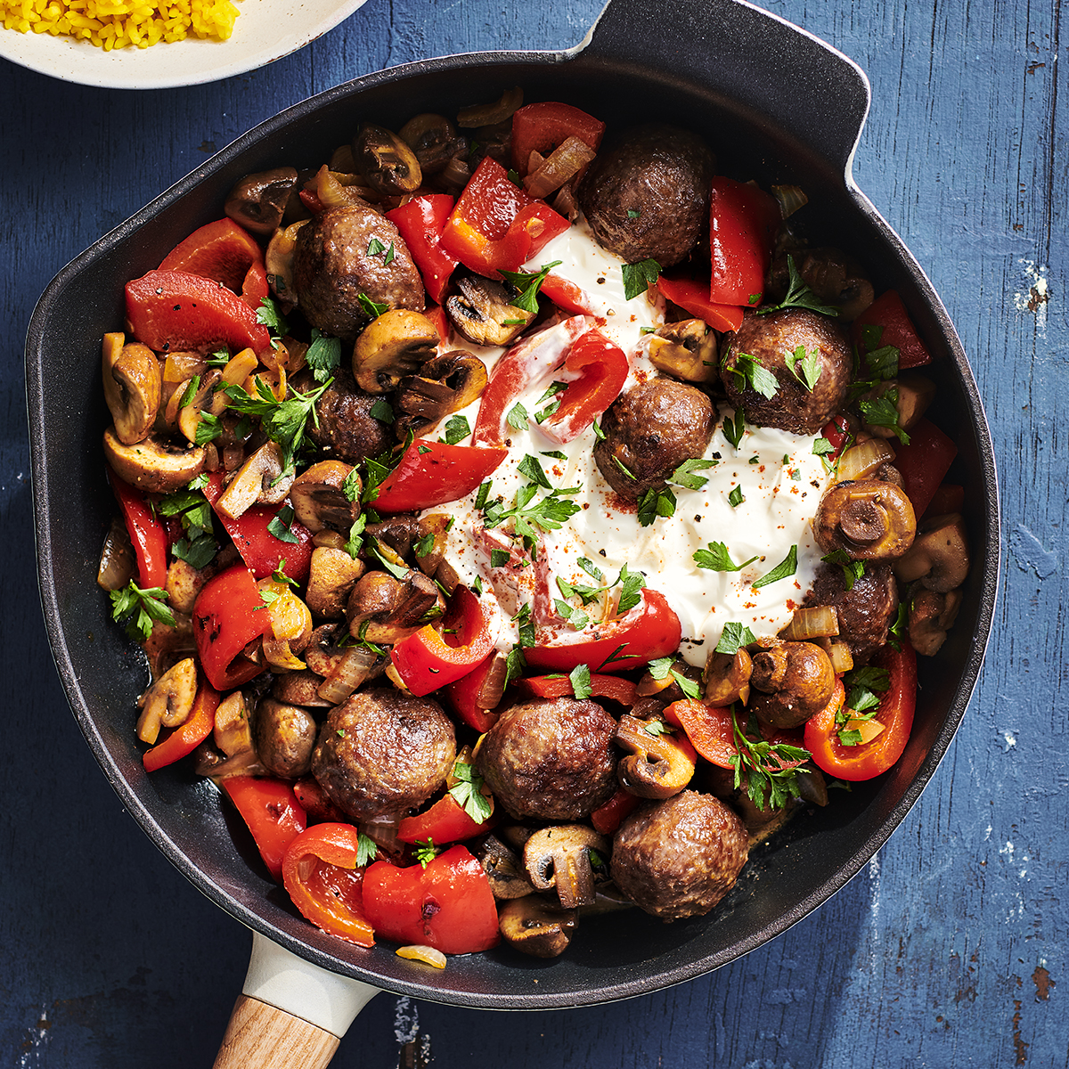 Stroganoff met gehaktballetjes en paddenstoelen