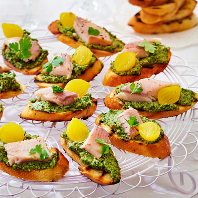 Crostini met peterseliepesto en forel