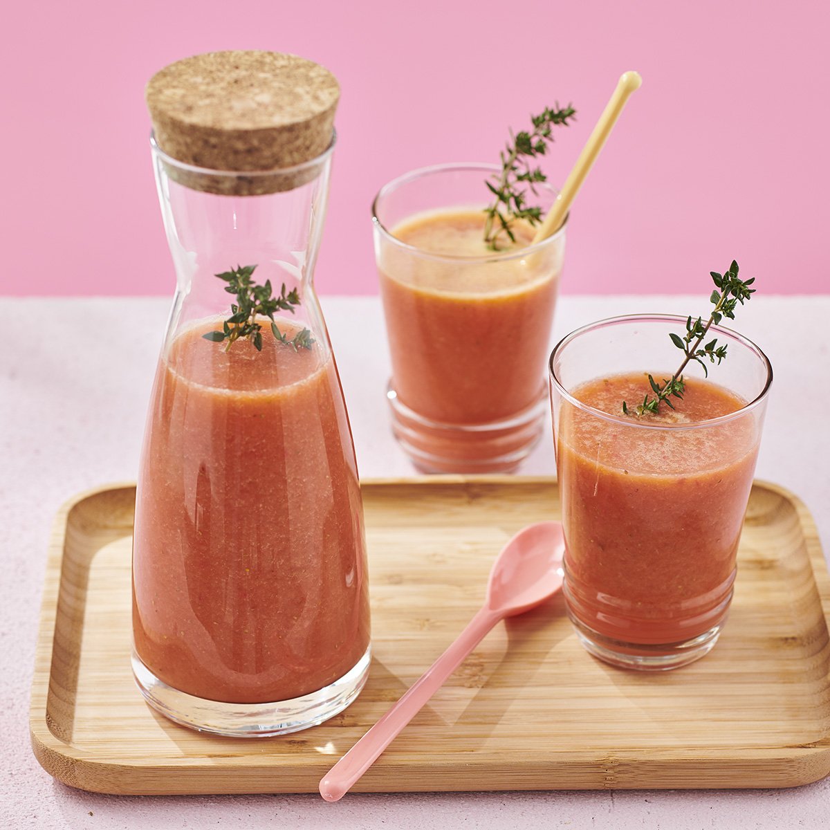 Aardbei-sinaasappelsap met gember en tijm