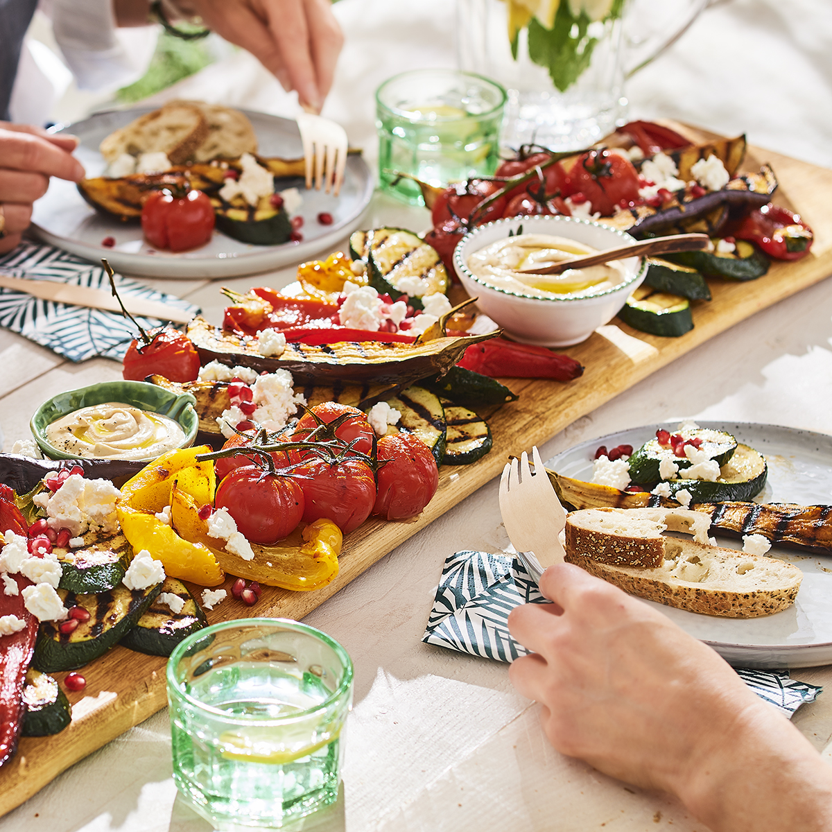 Plank met gegrilde groenten, feta en granaatappelpitjes