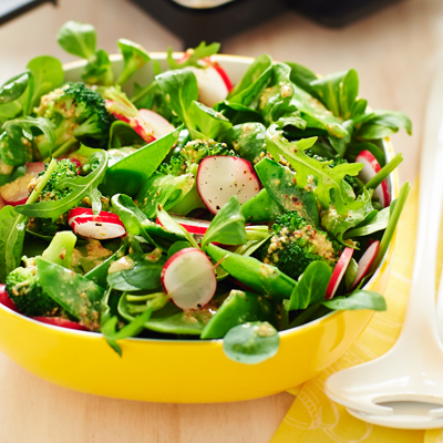 Groene lentesalade met radijs