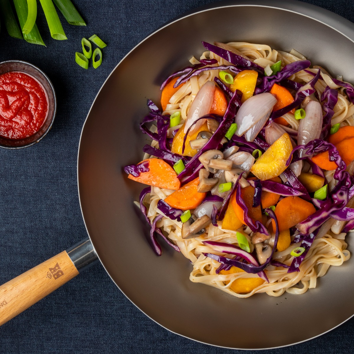 Oosterse herfstwok met noodles en rode kool