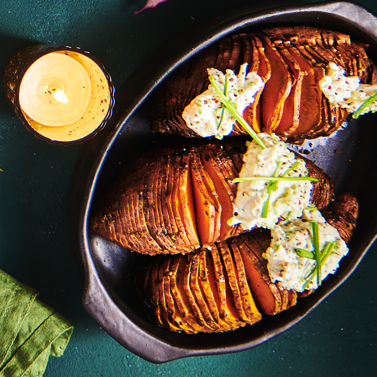 Hasselback zoete aardappelen met kruidendip