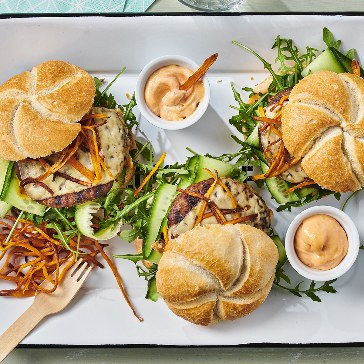 Burger met knapperige zoete aardappelsticks en chilimayonaise